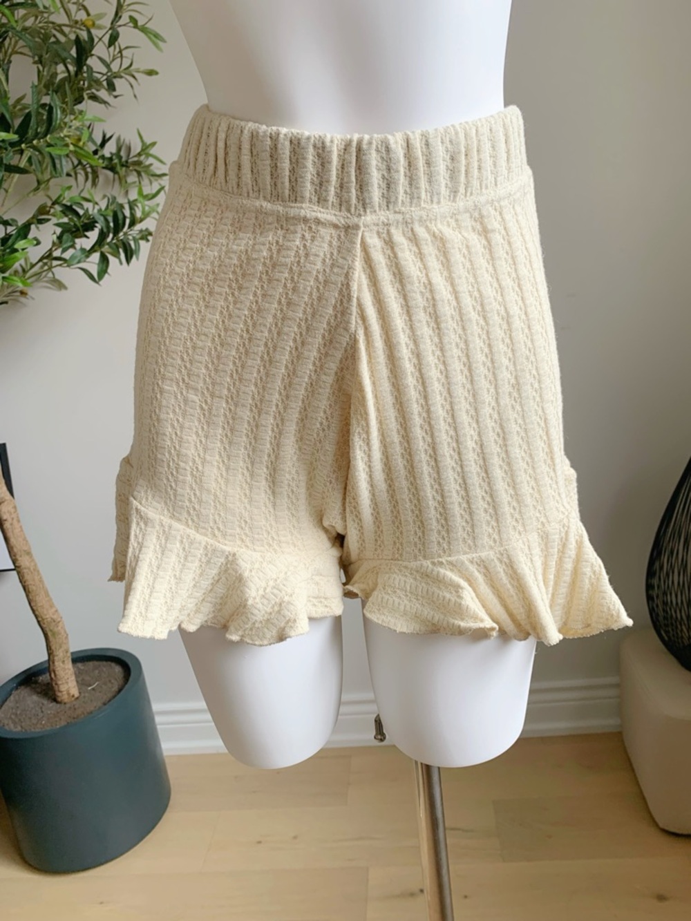 Beige Knit Ruffle Hem Shorts High Waist S NWT